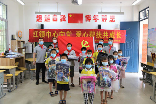紅領(lǐng)巾心向黨，愛心幫扶共成長，開展愛心助學(xué)捐贈活動